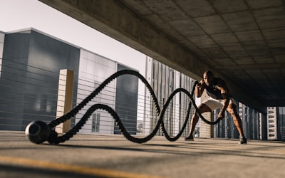 世界杯冠军球队在领奖台上高举大力神杯的庆祝场面